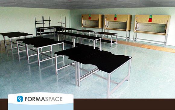 Antech Diagnostics opted for Formaspace professional on-site installation. Here the reference laboratory workbenches and fume hoods are being installed in one of two labs at the new Antech Diagnostics facility in Orlando.