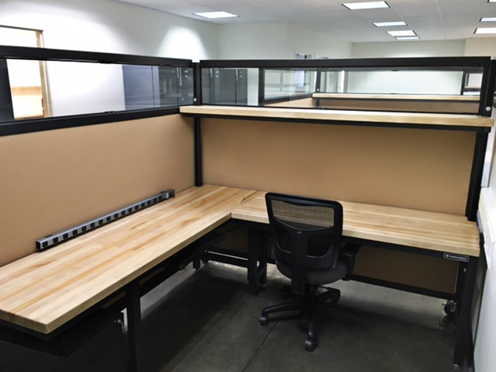 modular cubicles with maple worksurface