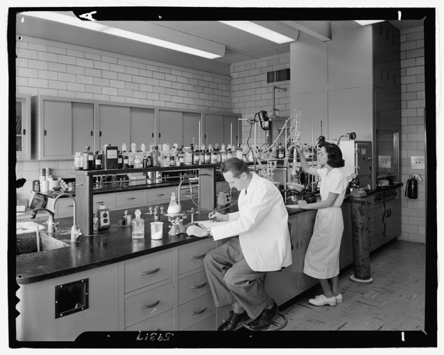 1951 photo of an organic chemistry laboratory at Johnson and Johnson Research Center in New Brunswick, New Jersey