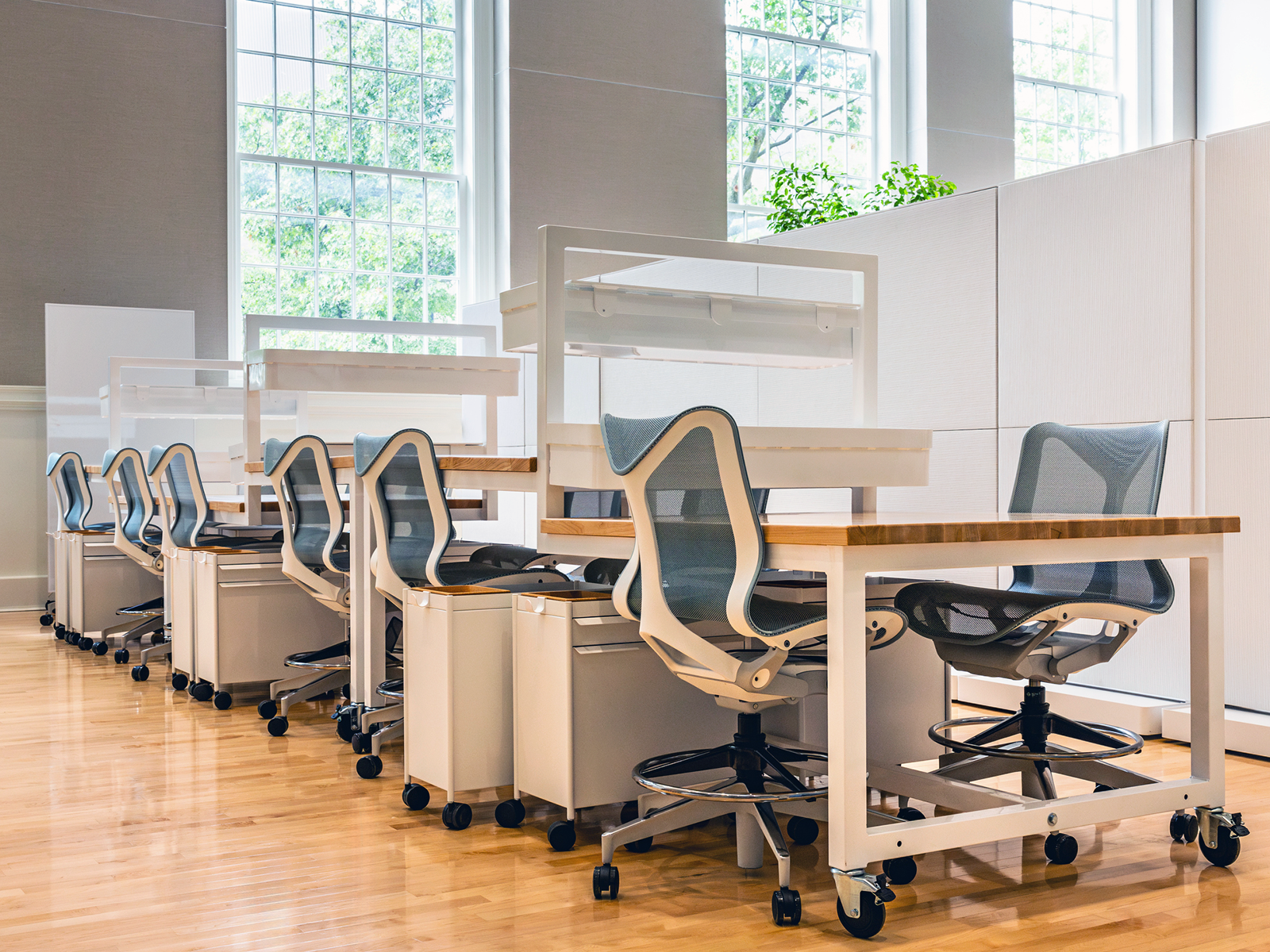 collaborative workspace on casters with shelves